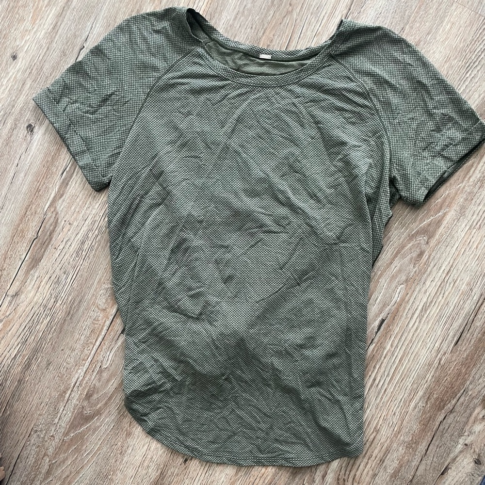 In AMAZING condition Lululemon size 8